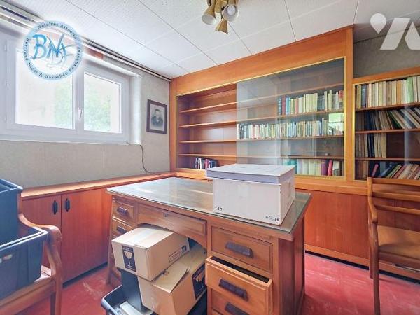 Construite sur trois niveaux, au rez-de-chaussée il y a un garage et une espace de stockage (ch...