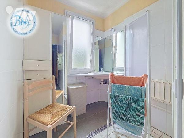 Construite sur trois niveaux, au rez-de-chaussée il y a un garage et une espace de stockage (ch...