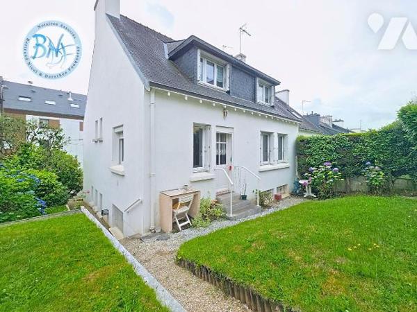 Construite sur trois niveaux, au rez-de-chaussée il y a un garage et une espace de stockage (ch...