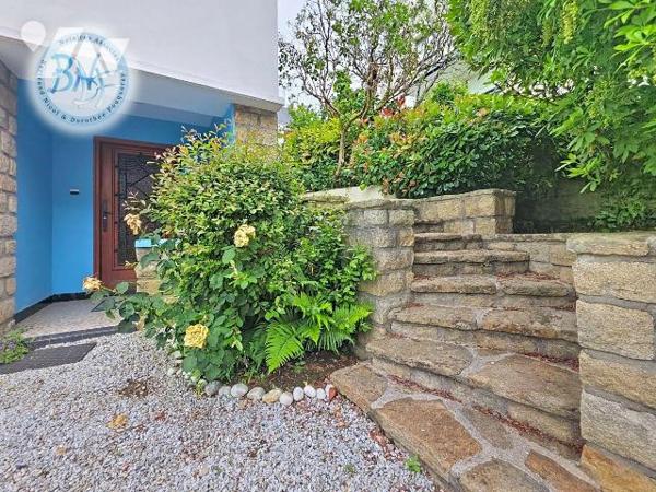 Construite sur trois niveaux, au rez-de-chaussée il y a un garage et une espace de stockage (ch...