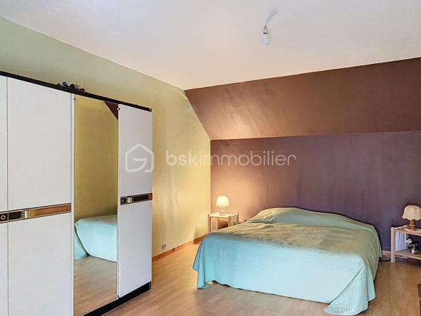 Sur la Commune de Pleurtuit, cette coquette longère mitoyenne en pierre d'environ 122m² à quelques minutes du bourg
et proche des plages vous offre:
- Au rez de chaussée:
Une entrée sur couloir séparant d'un côté un espace salon/séjour avec cheminée et cuisine ouverte, et de l'autre côté un espace
sanitaire/buanderie avec lavabo, 3 WC et 3 douches, offrant un beau potentiel pour un vaste espace bain.
- Au premier étage, deux spacieuses chambres.
- Au deuxième étage, une troisième grande chambre ainsi qu'un grenier servant de dégagement avec ballon d'eau.
La longère est située sur un joli terrain de d'environ 300m² au calme !
Un grand garage et un parking extérieur complètent ce bien, ouvrant la voie à de multiples possibilités d'aménagement.
Bien que des travaux soient à envisager, cette longère offre une opportunité unique de créer un foyer sur mesure.
alliant le charme authentique de la pierre à votre vision personnelle.
Ne laissez pas passer cette occasion rare !
Contactez-moi pour programmer dès maintenant 06 71 83 14 47. 
Venez découvrir tout le potentiel de cette maison de charme.