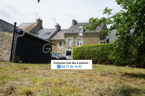 Sur la Commune de Pleurtuit, cette coquette longère mitoyenne en pierre d'environ 122m² à quelques minutes du bourg
et proche des plages vous offre:
- Au rez de chaussée:
Une entrée sur couloir séparant d'un côté un espace salon/séjour avec cheminée et cuisine ouverte, et de l'autre côté un espace
sanitaire/buanderie avec lavabo, 3 WC et 3 douches, offrant un beau potentiel pour un vaste espace bain.
- Au premier étage, deux spacieuses chambres.
- Au deuxième étage, une troisième grande chambre ainsi qu'un grenier servant de dégagement avec ballon d'eau.
La longère est située sur un joli terrain de d'environ 300m² au calme !
Un grand garage et un parking extérieur complètent ce bien, ouvrant la voie à de multiples possibilités d'aménagement.
Bien que des travaux soient à envisager, cette longère offre une opportunité unique de créer un foyer sur mesure.
alliant le charme authentique de la pierre à votre vision personnelle.
Ne laissez pas passer cette occasion rare !
Contactez-moi pour programmer dès maintenant 06 71 83 14 47. 
Venez découvrir tout le potentiel de cette maison de charme.