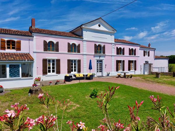 Elegante maison non-mitoyenne avec gîte, vaste dépendances, 2 km du centre ville Saint jean d angely