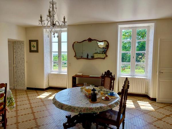 Elegante maison non-mitoyenne avec gîte, vaste dépendances, 2 km du centre ville Saint jean d angely
