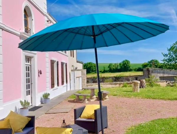 Elegante maison non-mitoyenne avec gîte, vaste dépendances, 2 km du centre ville Saint jean d angely