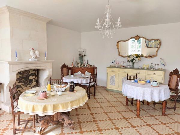 Elegante maison non-mitoyenne avec gîte, vaste dépendances, 2 km du centre ville Saint jean d angely