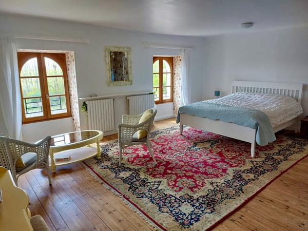 Elegante maison non-mitoyenne avec gîte, vaste dépendances, 2 km du centre ville Saint jean d angely