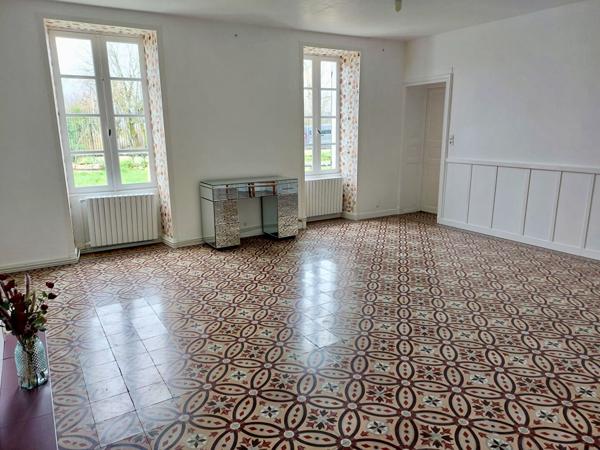 Elegante maison non-mitoyenne avec gîte, vaste dépendances, 2 km du centre ville Saint jean d angely