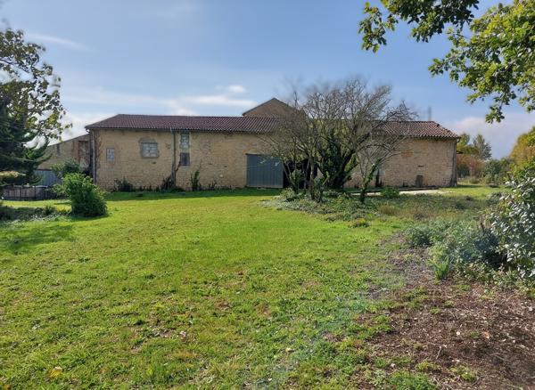 Elegante maison non-mitoyenne avec gîte, vaste dépendances, 2 km du centre ville Saint jean d angely