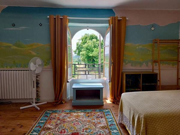 Elegante maison non-mitoyenne avec gîte, vaste dépendances, 2 km du centre ville Saint jean d angely