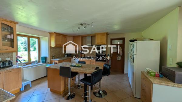 Belle propriété en pierre avec piscine et dépendances