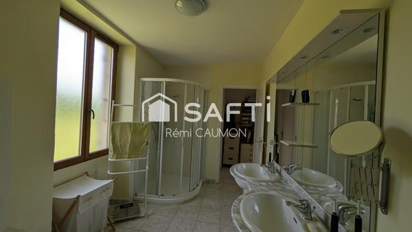 Belle propriété en pierre avec piscine et dépendances