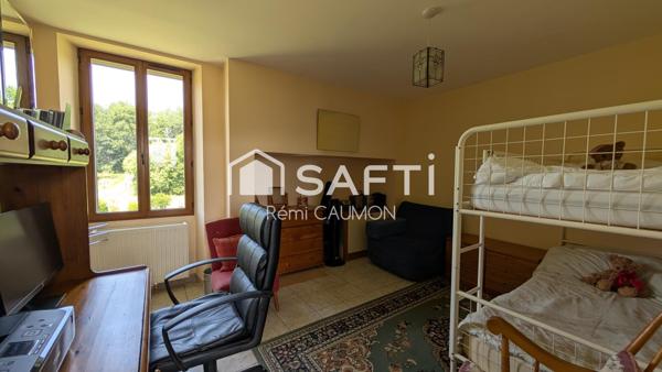 Belle propriété en pierre avec piscine et dépendances