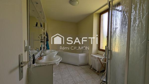 Belle propriété en pierre avec piscine et dépendances