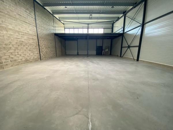 À LOUER - LOCAL COMMERCIAL - MENNECY