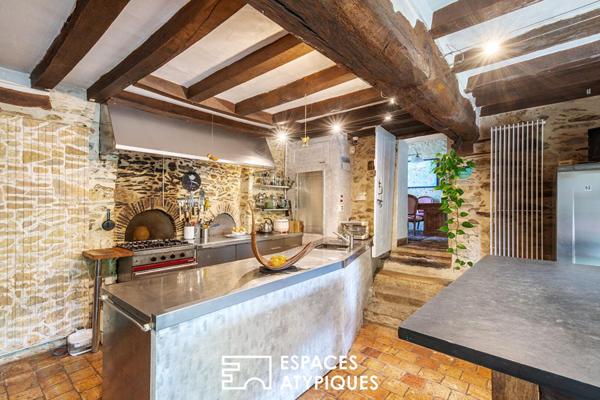 Manoir du XVIIe siècle aux volumes généreux avec piscine intérieure