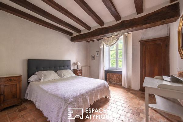 Manoir du XVIIe siècle aux volumes généreux avec piscine intérieure