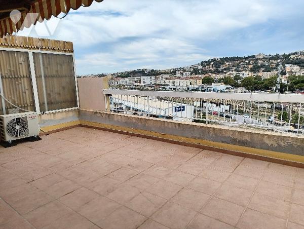 3 pièces à vendre en dernier étage avec vue dégagée, 2 garages et 1 cave.