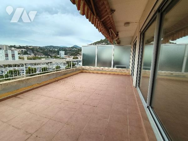 3 pièces à vendre en dernier étage avec vue dégagée, 2 garages et 1 cave.