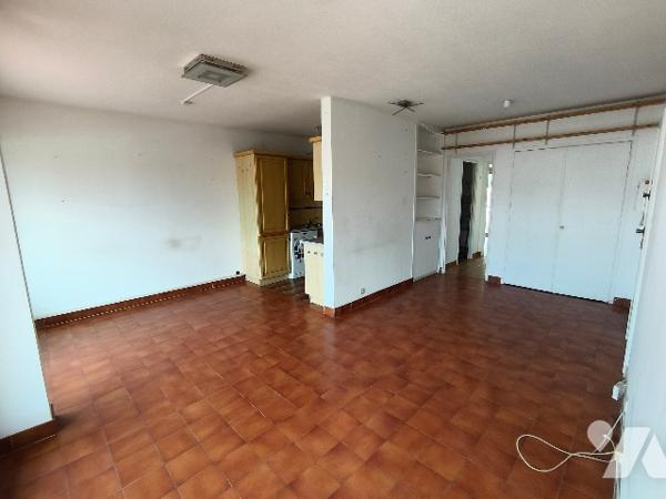 3 pièces à vendre en dernier étage avec vue dégagée, 2 garages et 1 cave.