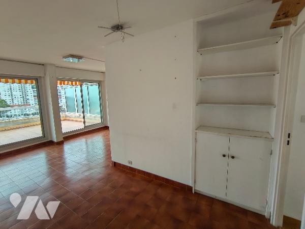 3 pièces à vendre en dernier étage avec vue dégagée, 2 garages et 1 cave.