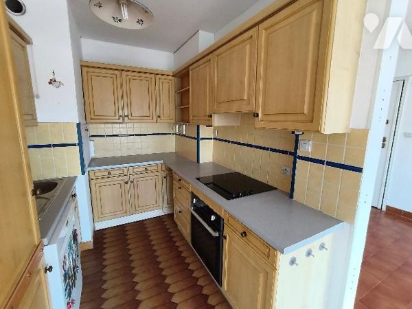 3 pièces à vendre en dernier étage avec vue dégagée, 2 garages et 1 cave.