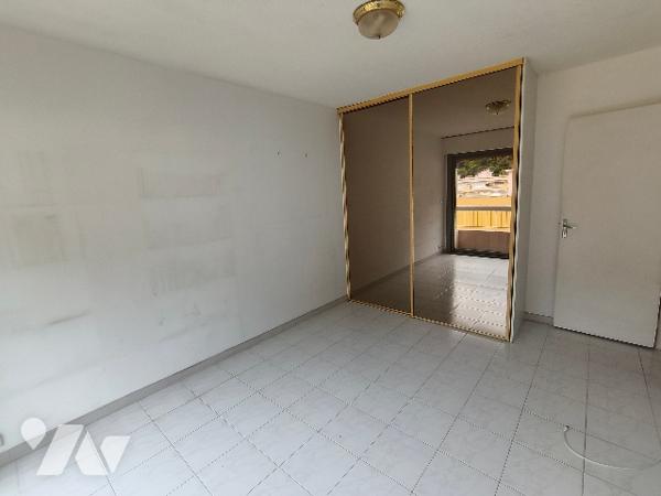 3 pièces à vendre en dernier étage avec vue dégagée, 2 garages et 1 cave.
