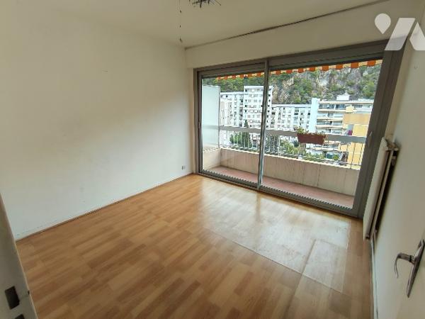 3 pièces à vendre en dernier étage avec vue dégagée, 2 garages et 1 cave.