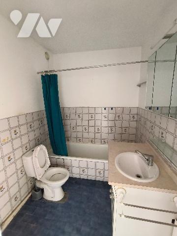 3 pièces à vendre en dernier étage avec vue dégagée, 2 garages et 1 cave.