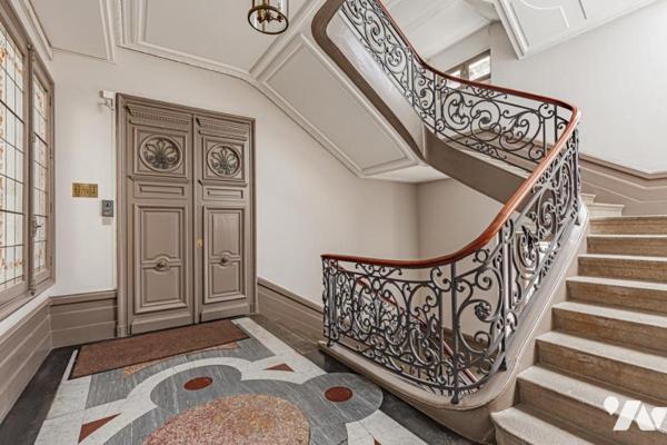 ANCIEN PALAIS DE JUSTICE IMMEUBLE EDIFIE MI 19 EME STANDING T6 230M² 