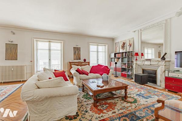 ANCIEN PALAIS DE JUSTICE IMMEUBLE EDIFIE MI 19 EME STANDING T6 230M² 