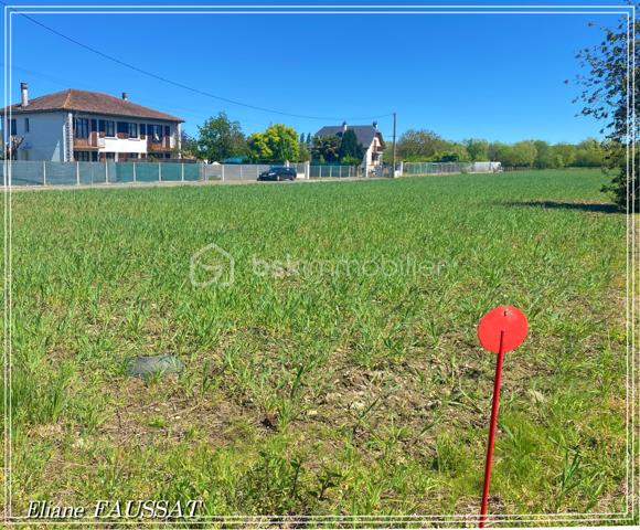 Sur la commune de LALOUBÈRE, cette parcelle en partie constructible sera une opportunité pour vous de réaliser un magnifique projet.
