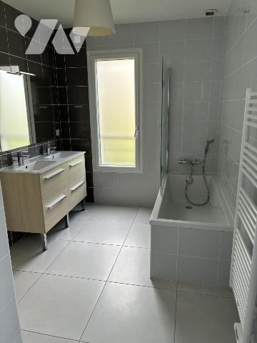  maison de 198 m2 et terrain de 430 m2