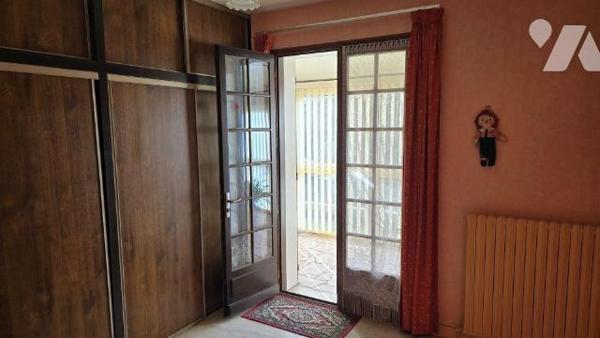 EXCLUSIVITE LMBS.
Quartier calme à 2 min de toutes commodités. Pavillon de 1980 en bon état gé...