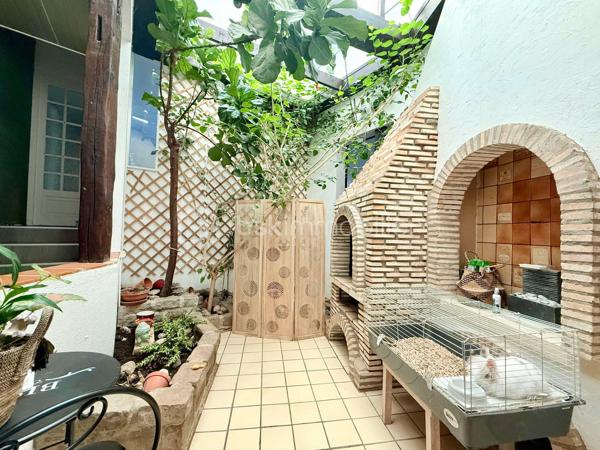 A quelques kilomètres de Saint-Crépin-Ibouvillers, sur la commune de Valdampierre, venez découvrir cette maison d'architecte, pleine de charme!
Atypique, elle saura vous séduire avec:
Son double séjour lumineux promettant d'agréables moments en famille,
Sa cuisine ouverte sur la pièce de vie pour plus de convivialité,
Son patio (avec four à pizza fonctionnel) offrant un joli coin détente baigné de lumière,
Ses 3 pièces d'eau (2 salles de bain + une salle d'eau attenante à la chambre parentale),
Et ses 6 chambres. Parmi celles-ci: Une chambre d'enfant, Une chambre parentale, Une chambre avec mezzanine. De quoi offrir à chaque membre de la famille, son espace personnalisé.
Un WC indépendant complète le tout.
A cela s'ajoute un sous-sol avec une partie buanderie, une partie atelier et une partie garage (avec fosse).

A l'extérieur, une terrasse d'environ 50m² pour profiter de l'été comme il se doit.
Le tout sur un terrain arboré d'environ 1200m².

Montant réel des dépenses énergétiques: 2500€ (pour une famille de 7 personnes).

Envie d'une maison pas comme les autres? Une visite s'impose!
