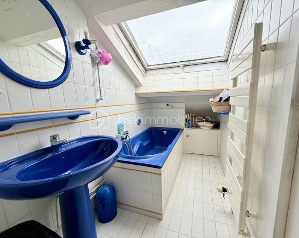 A quelques kilomètres de Saint-Crépin-Ibouvillers, sur la commune de Valdampierre, venez découvrir cette maison d'architecte, pleine de charme!
Atypique, elle saura vous séduire avec:
Son double séjour lumineux promettant d'agréables moments en famille,
Sa cuisine ouverte sur la pièce de vie pour plus de convivialité,
Son patio (avec four à pizza fonctionnel) offrant un joli coin détente baigné de lumière,
Ses 3 pièces d'eau (2 salles de bain + une salle d'eau attenante à la chambre parentale),
Et ses 6 chambres. Parmi celles-ci: Une chambre d'enfant, Une chambre parentale, Une chambre avec mezzanine. De quoi offrir à chaque membre de la famille, son espace personnalisé.
Un WC indépendant complète le tout.
A cela s'ajoute un sous-sol avec une partie buanderie, une partie atelier et une partie garage (avec fosse).

A l'extérieur, une terrasse d'environ 50m² pour profiter de l'été comme il se doit.
Le tout sur un terrain arboré d'environ 1200m².

Montant réel des dépenses énergétiques: 2500€ (pour une famille de 7 personnes).

Envie d'une maison pas comme les autres? Une visite s'impose!