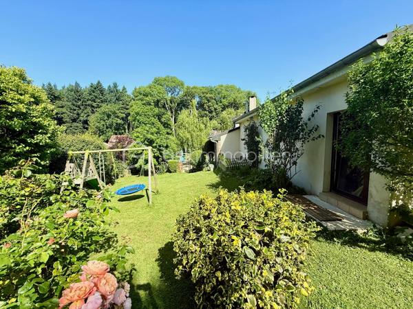 A quelques kilomètres de Saint-Crépin-Ibouvillers, sur la commune de Valdampierre, venez découvrir cette maison d'architecte, pleine de charme!
Atypique, elle saura vous séduire avec:
Son double séjour lumineux promettant d'agréables moments en famille,
Sa cuisine ouverte sur la pièce de vie pour plus de convivialité,
Son patio (avec four à pizza fonctionnel) offrant un joli coin détente baigné de lumière,
Ses 3 pièces d'eau (2 salles de bain + une salle d'eau attenante à la chambre parentale),
Et ses 6 chambres. Parmi celles-ci: Une chambre d'enfant, Une chambre parentale, Une chambre avec mezzanine. De quoi offrir à chaque membre de la famille, son espace personnalisé.
Un WC indépendant complète le tout.
A cela s'ajoute un sous-sol avec une partie buanderie, une partie atelier et une partie garage (avec fosse).

A l'extérieur, une terrasse d'environ 50m² pour profiter de l'été comme il se doit.
Le tout sur un terrain arboré d'environ 1200m².

Montant réel des dépenses énergétiques: 2500€ (pour une famille de 7 personnes).

Envie d'une maison pas comme les autres? Une visite s'impose!