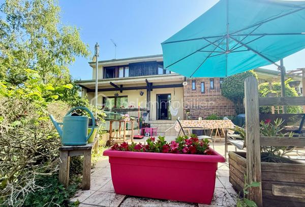 A quelques kilomètres de Saint-Crépin-Ibouvillers, sur la commune de Valdampierre, venez découvrir cette maison d'architecte, pleine de charme!
Atypique, elle saura vous séduire avec:
Son double séjour lumineux promettant d'agréables moments en famille,
Sa cuisine ouverte sur la pièce de vie pour plus de convivialité,
Son patio (avec four à pizza fonctionnel) offrant un joli coin détente baigné de lumière,
Ses 3 pièces d'eau (2 salles de bain + une salle d'eau attenante à la chambre parentale),
Et ses 6 chambres. Parmi celles-ci: Une chambre d'enfant, Une chambre parentale, Une chambre avec mezzanine. De quoi offrir à chaque membre de la famille, son espace personnalisé.
Un WC indépendant complète le tout.
A cela s'ajoute un sous-sol avec une partie buanderie, une partie atelier et une partie garage (avec fosse).

A l'extérieur, une terrasse d'environ 50m² pour profiter de l'été comme il se doit.
Le tout sur un terrain arboré d'environ 1200m².

Montant réel des dépenses énergétiques: 2500€ (pour une famille de 7 personnes).

Envie d'une maison pas comme les autres? Une visite s'impose!