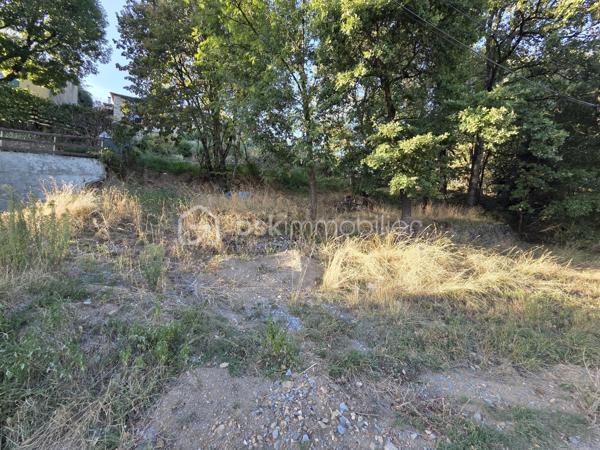 À Vals-les-Bains, découvrez ce terrain constructible de 872 m², situé dans un secteur calme, idéal pour un projet de construction serein.

CU opérationnel

Réseaux en bordure (eau, électricité)

Assainissement individuel

Exposition Sud, offrant une belle luminosité

Environnement paisible, accès facile

Ce terrain présente une configuration agréable et un potentiel intéressant pour une maison lumineuse dans un cadre tranquille.

Une opportunité accessible pour concrétiser un projet de vie ou investir dans un terrain bien placé.