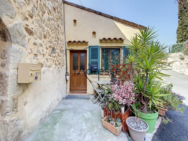 Maison de village à Callian 2/3 pièces 53 m², petite terrasse devant l'entrée