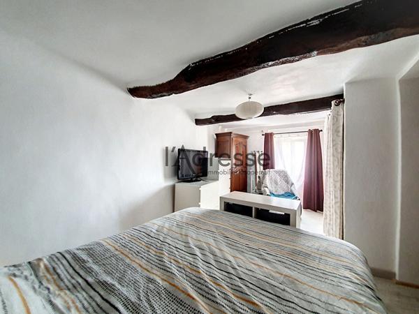 Maison de village à Callian 2/3 pièces 53 m², petite terrasse devant l'entrée