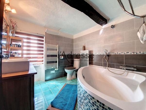 Maison de village à Callian 2/3 pièces 53 m², petite terrasse devant l'entrée