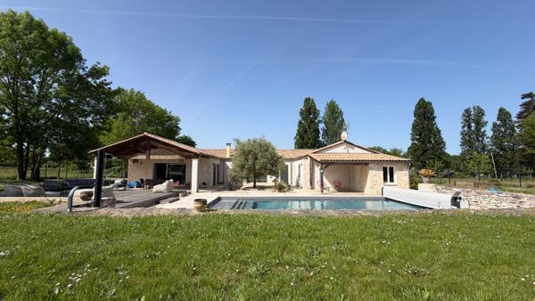 Maison contemporaine de plain pied avec piscine