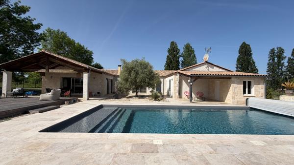 Maison contemporaine de plain pied avec piscine