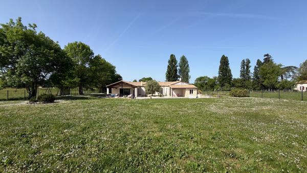 Maison contemporaine de plain pied avec piscine