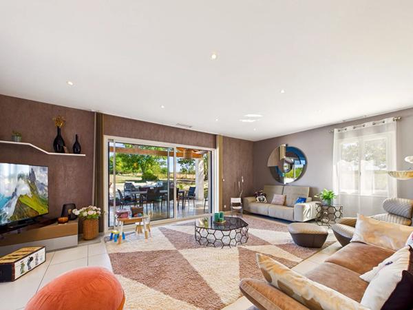 Maison contemporaine de plain pied avec piscine