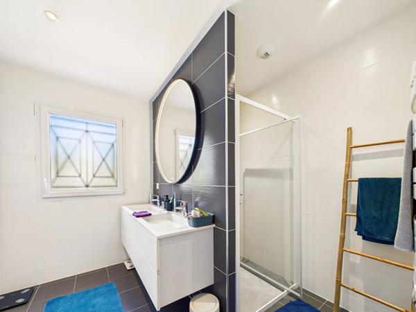 Maison contemporaine de plain pied avec piscine