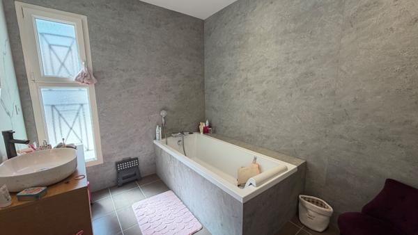 Maison contemporaine de plain pied avec piscine