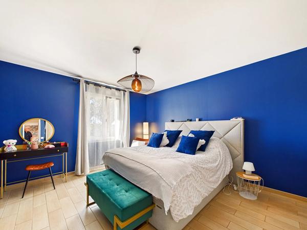 Maison contemporaine de plain pied avec piscine