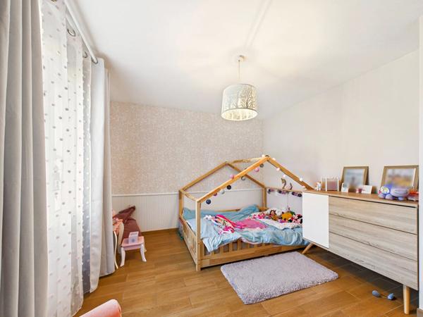 Maison contemporaine de plain pied avec piscine
